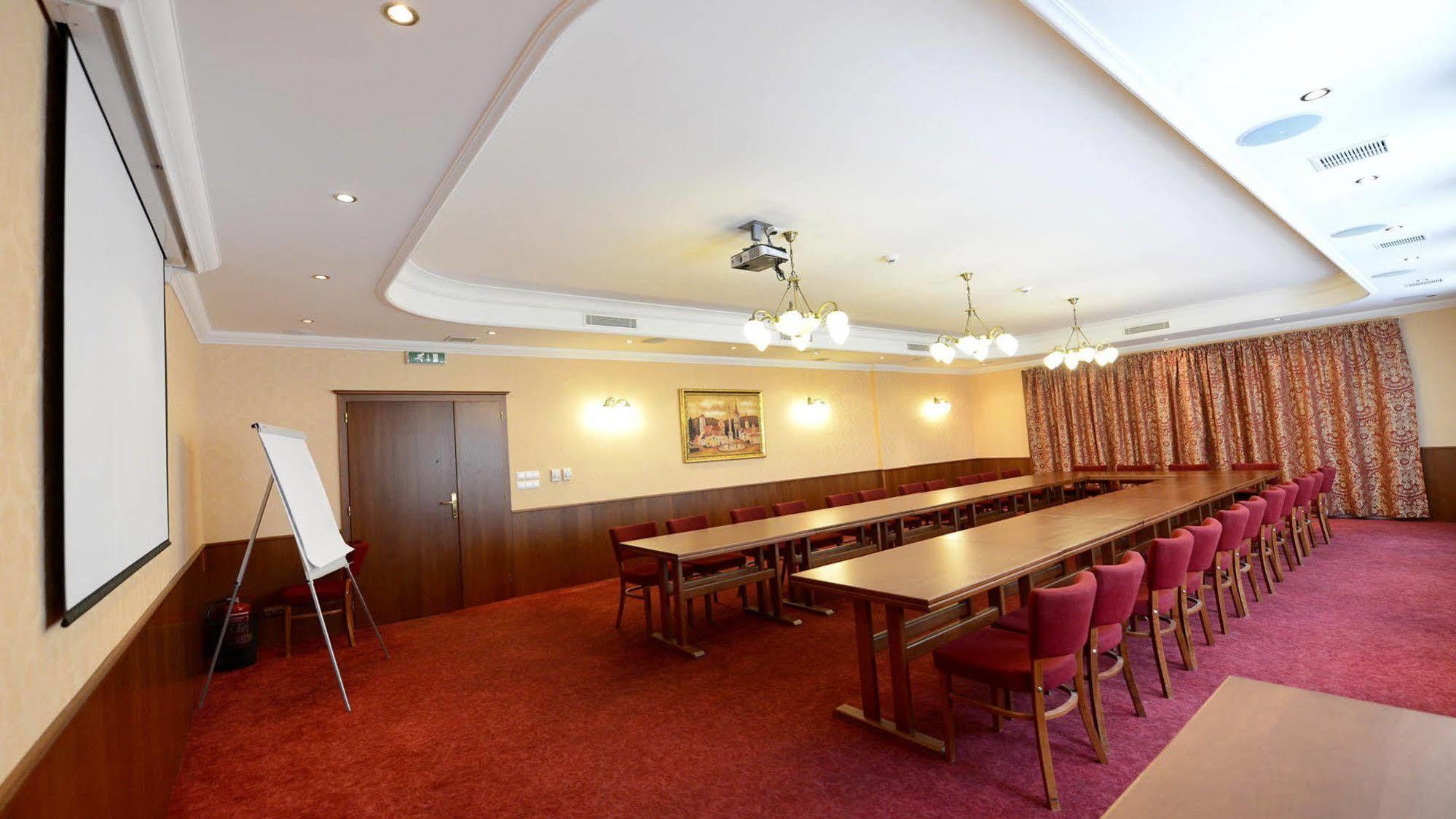Hotel Tilia เปซิโนค ภายนอก รูปภาพ